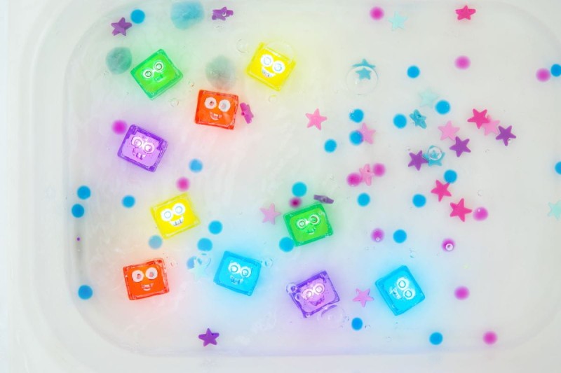 Glo-Pals-Kostki-sensoryczne-swiecace-w-wodzie-Lumi-zabawka-kapielowa-kolor-fioletowy-polkabubu-9.jpg