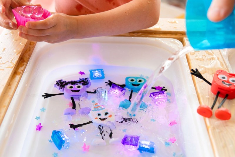 Glo-Pals-Postac-do-kapieli-Lumi-zestaw-z-dwiema-kostkami-polkabubu-7.jpg