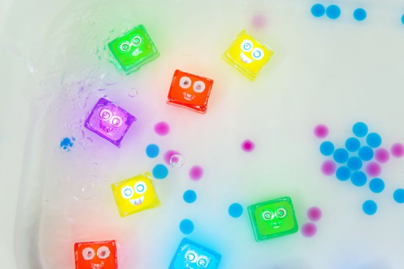 Glo-Pals-Kostki-sensoryczne-swiecace-w-wodzie-Blair-zabawka-kapielowa-kolor-turkusowy-polkabubu-2.jpg
