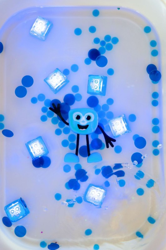 Glo-Pals-Kostki-sensoryczne-swiecace-w-wodzie-Blair-zabawka-kapielowa-kolor-turkusowy-polkabubu-8.jpg