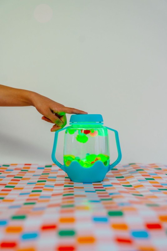 Glo-Pals-Sloik-sensoryczny-do-napelnienia-woda-kolor-niebieski-polkabubu-5.jpg