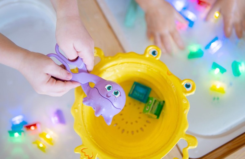 Glo-Pals-Zestaw-zabawek-Glo-Pals-5w1-rozwijajacych-motoryke-mala-polkabubu-3.jpg