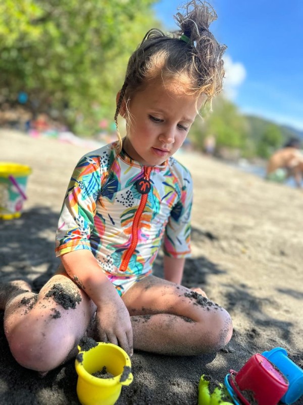 Zbliżenie na zamek i materiał kostiumu kąpielowego Moana