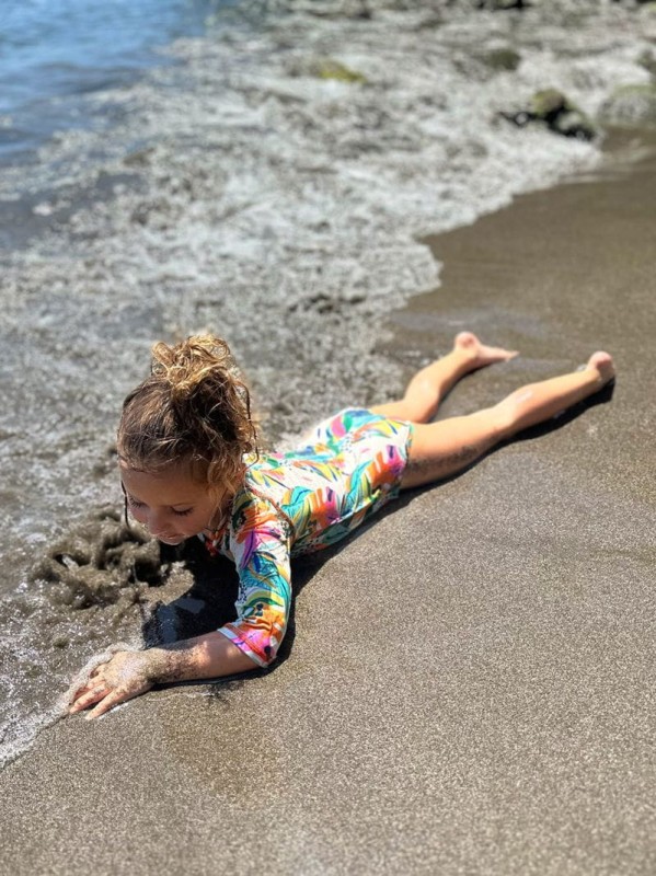 Letnia stylizacja plażowa z kostiumem Moana Ducksday