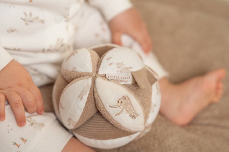 Little-Dutch-Pileczka-sensoryczna-Baby-bunny-LD8853-polkabubu-3.jpg