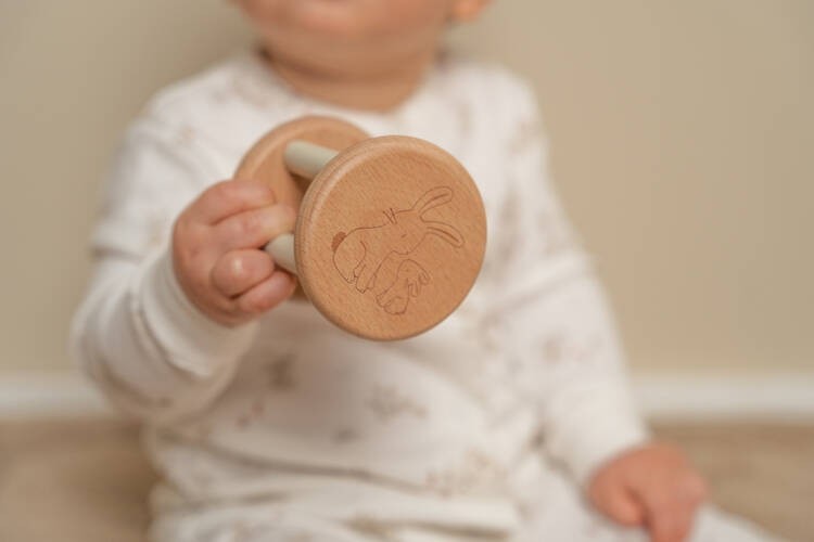 Little-Dutch-Grzechotka-Baby-bunny-FSC-LD8860-polkabubu-5.jpg