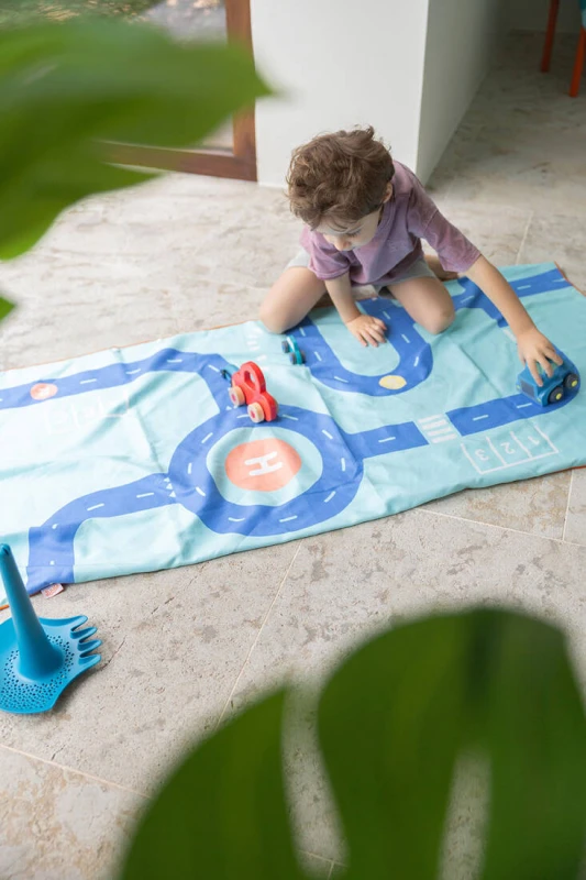 QUUT-Dwustronny-recznik-plazowy-PlayTowels-M-140-x-70cm-Road-polkabubu-3.jpg