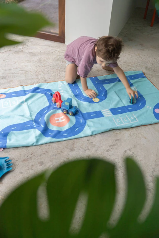 QUUT-Dwustronny-recznik-plazowy-PlayTowels-M-140-x-70cm-Road-polkabubu-8.jpg