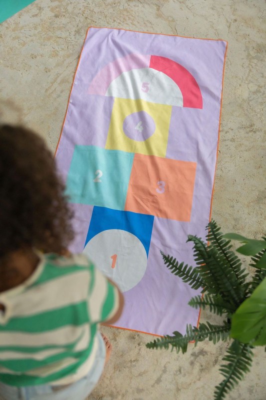 174066-5425031174066-QUUT-Dwustronny-ręcznik-plażowy-PlayTowels-M-140-70-cm-Hopscotch- (5).jpg