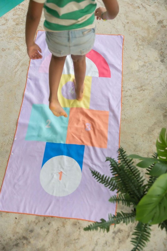 174066-5425031174066-QUUT-Dwustronny-ręcznik-plażowy-PlayTowels-M-140-70-cm-Hopscotch- (7).jpg