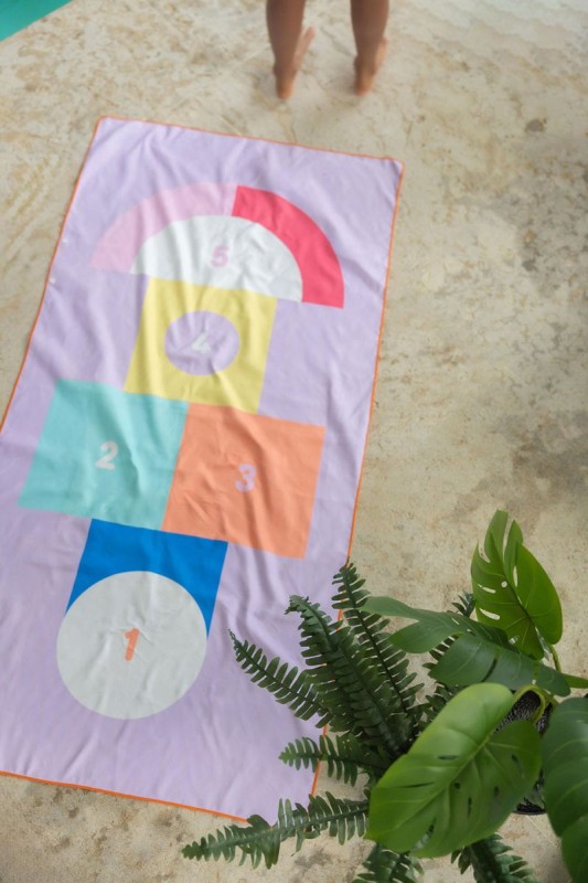 174066-5425031174066-QUUT-Dwustronny-ręcznik-plażowy-PlayTowels-M-140-70-cm-Hopscotch- (9).jpg