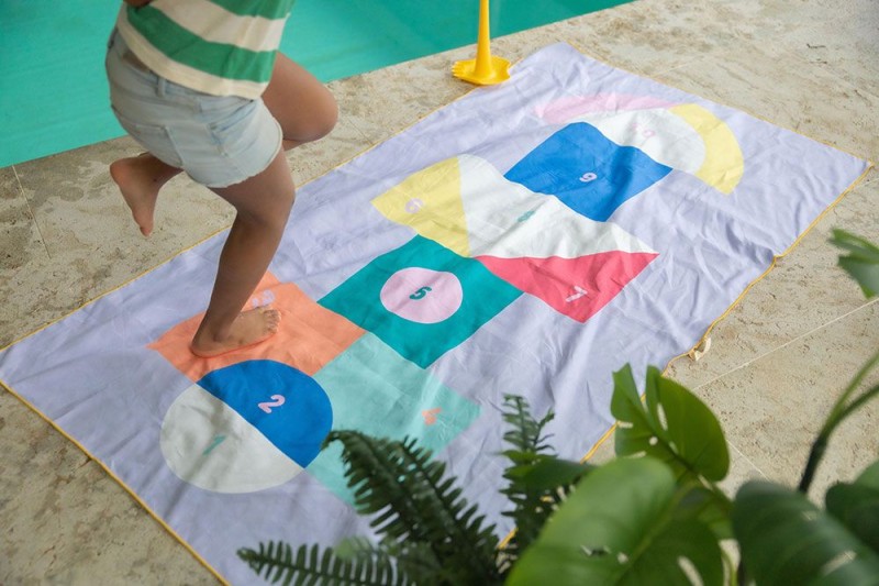 174165-5425031174165-QUUT-Dwustronny-ręcznik-plażowy-PlayTowels-L-180-100-cm-Hopscotch- (5).jpg