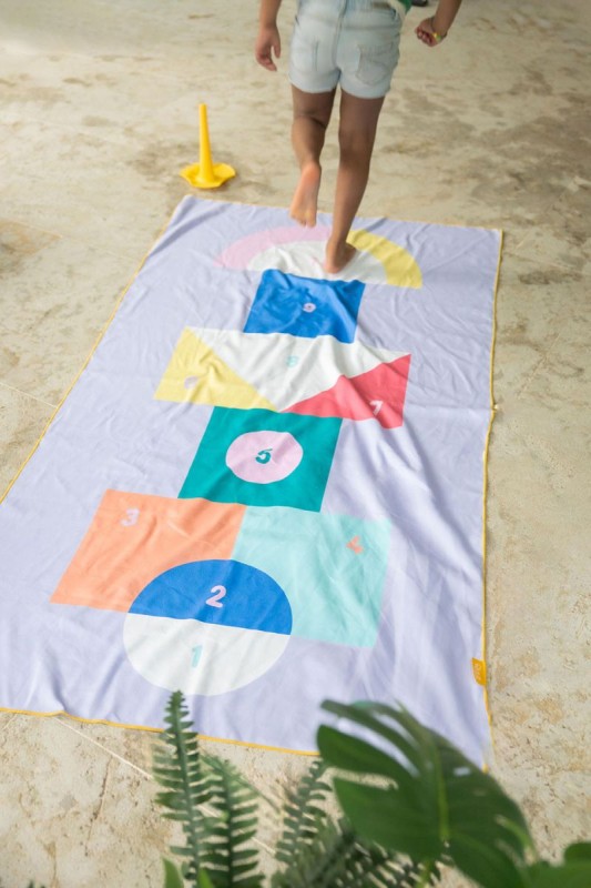 174165-5425031174165-QUUT-Dwustronny-ręcznik-plażowy-PlayTowels-L-180-100-cm-Hopscotch- (6).jpg
