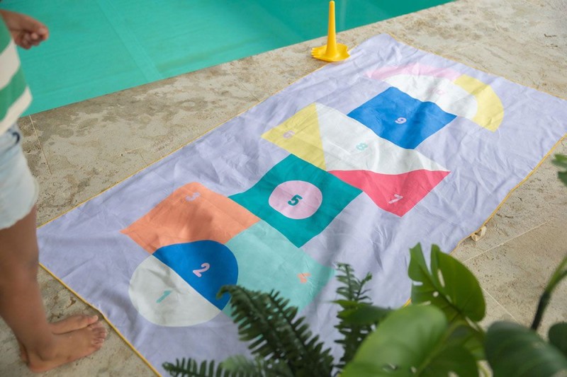 174165-5425031174165-QUUT-Dwustronny-ręcznik-plażowy-PlayTowels-L-180-100-cm-Hopscotch- (8).jpg