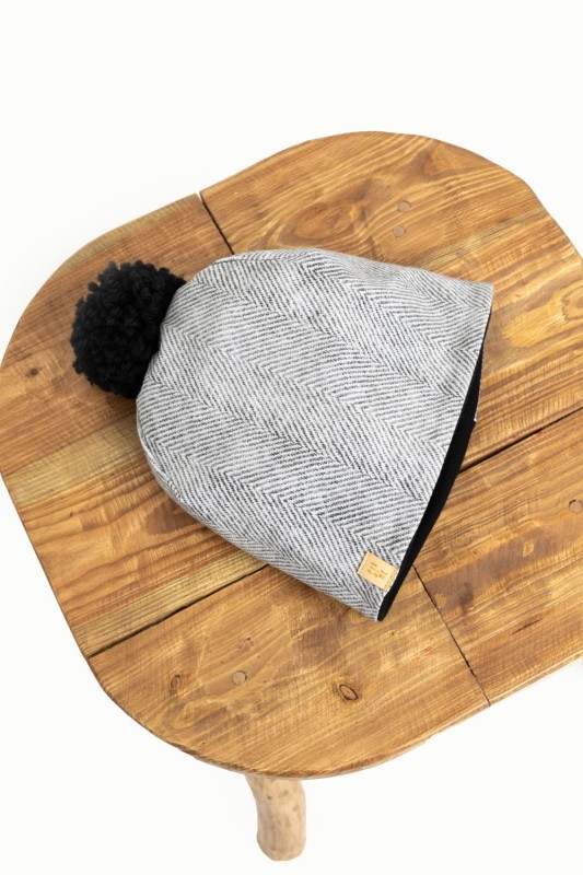 piu-di-me-beanie-herringbone-black-pompon-polkabubu-1.jpg