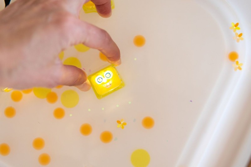 Glo-Pals-Kostki-sensoryczne-swiecace-w-wodzie-Alex-zabawka-kapielowa-kolor-zolty-polkabubu-5.jpg