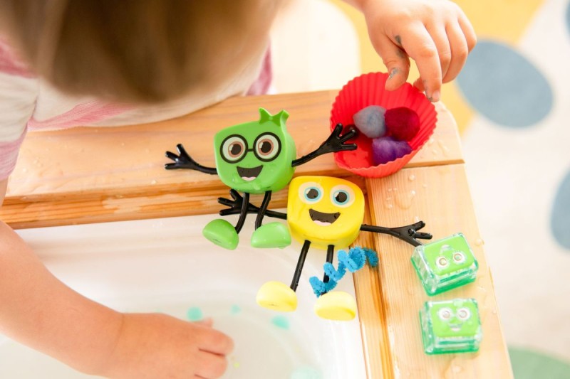 Glo-Pals-Kostki-sensoryczne-swiecace-w-wodzie-Pippa-zabawka-kapielowa-kolor-zielony-polkabubu-2.jpg