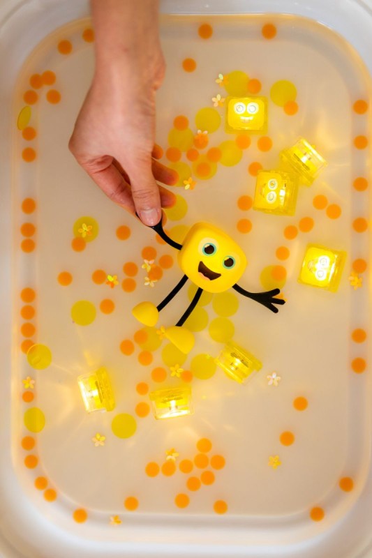 Glo-Pals-Postac-do-kapieli-Alex-zestaw-z-dwiema-kostkami-polkabubu-11.jpg
