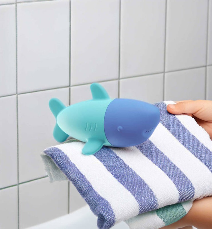 QUUT-Silikonowa-zabawka-do-kapieli-Squeezi-Shark-polkabubu-5.jpg